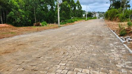 Conclusão das obras de pavimentação na Rua Luiz Augusto Branco em Ipê, refletindo o compromisso da Prefeitura com a qualidade urbana.