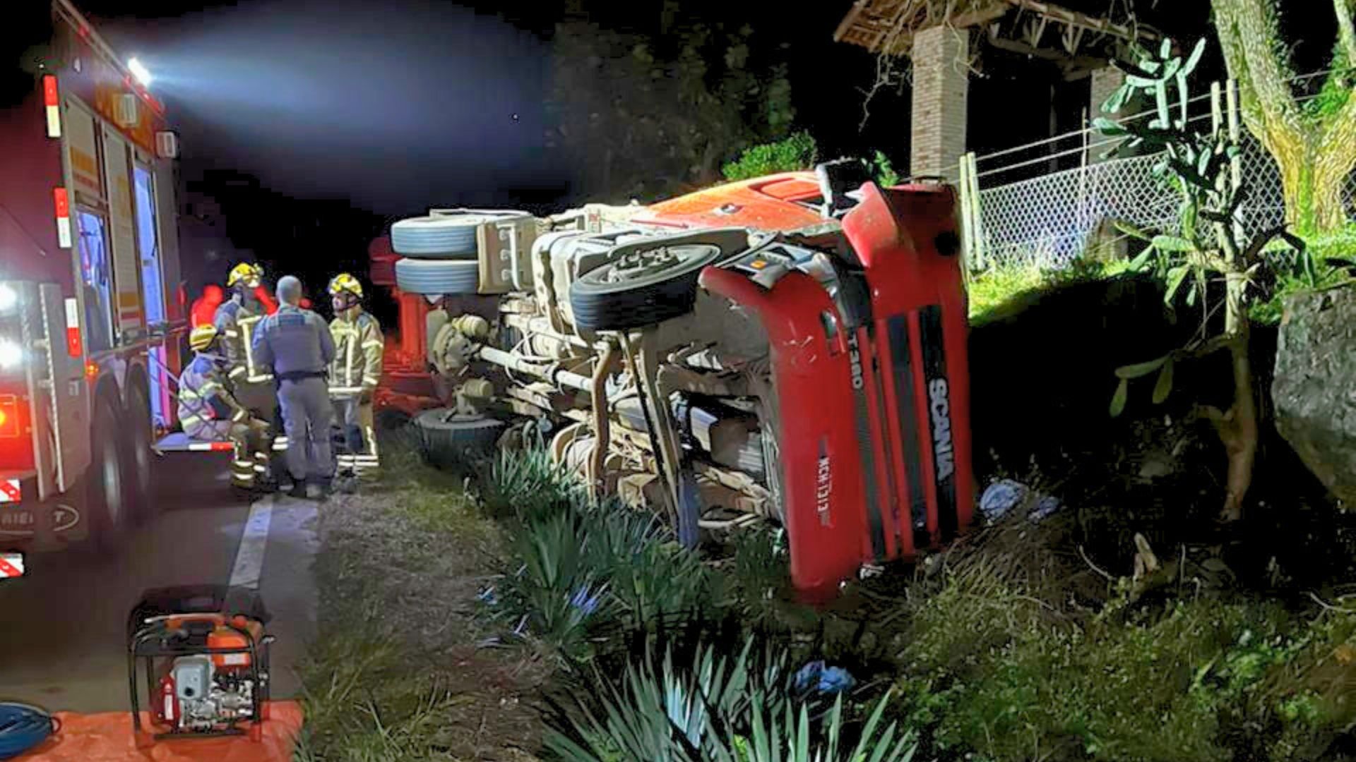 Caminhoneiro que levava soja morre em saida de pista