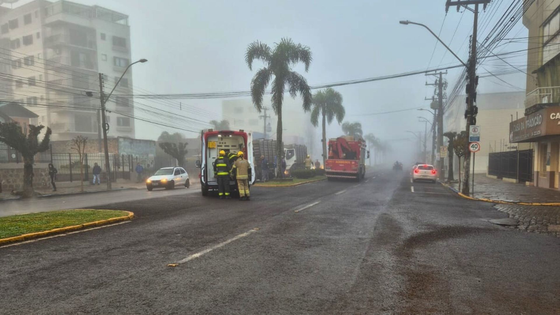 Engavetamento envolvendo dois caminhões e uma caminhonete em Vacaria