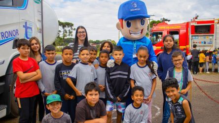 Alunos participam do Projeto Mini Truck para aprender sobre o trânsito