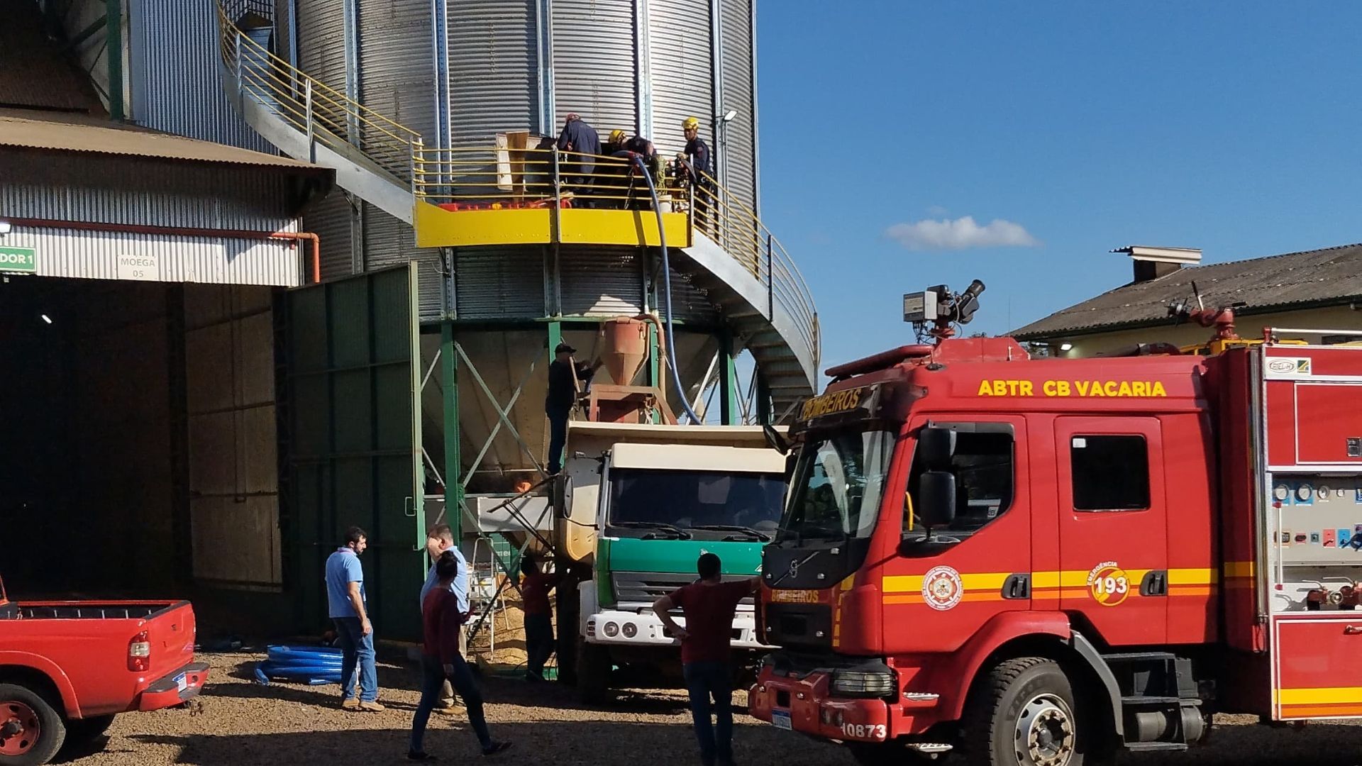 Urgente: dois trabalhadores estão soterrados em silo em Muitos Capões