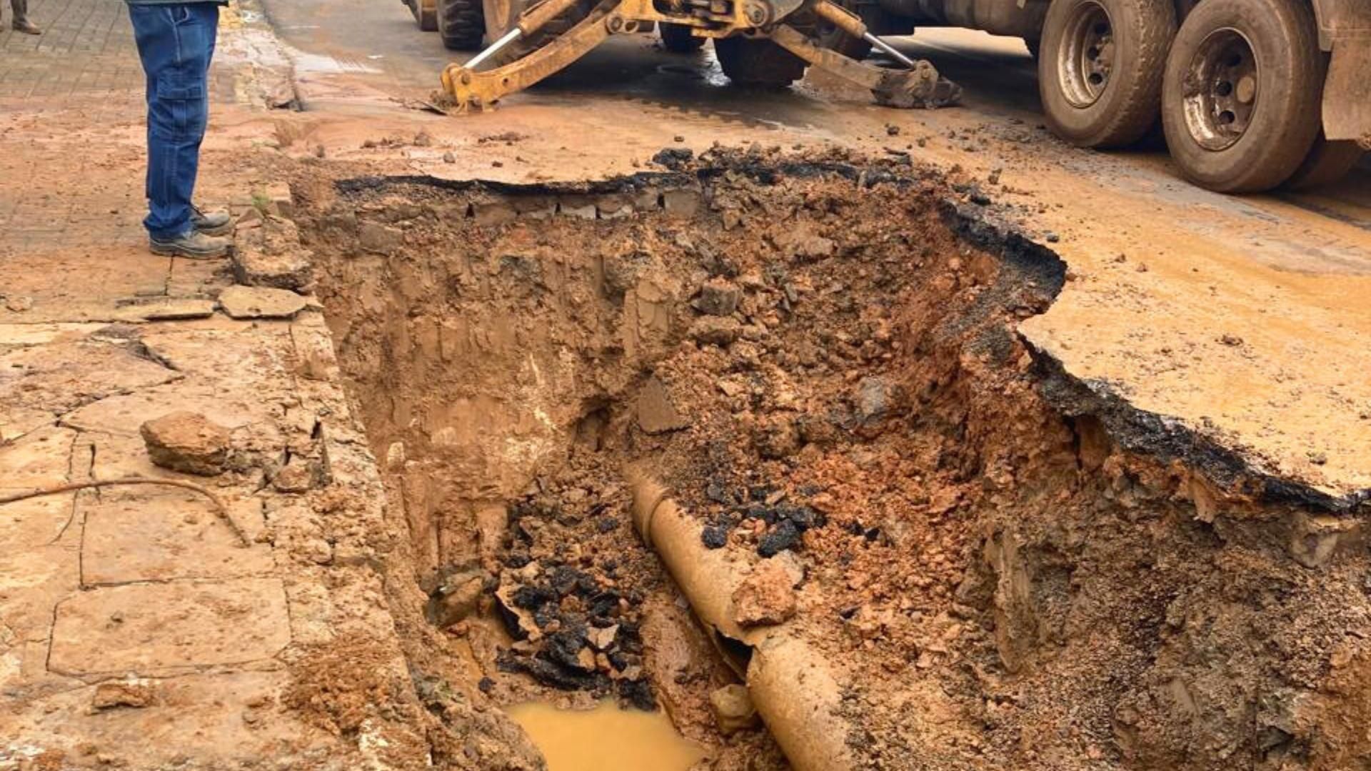 Adutora com vazamento - Corsan realiza obras simultâneas