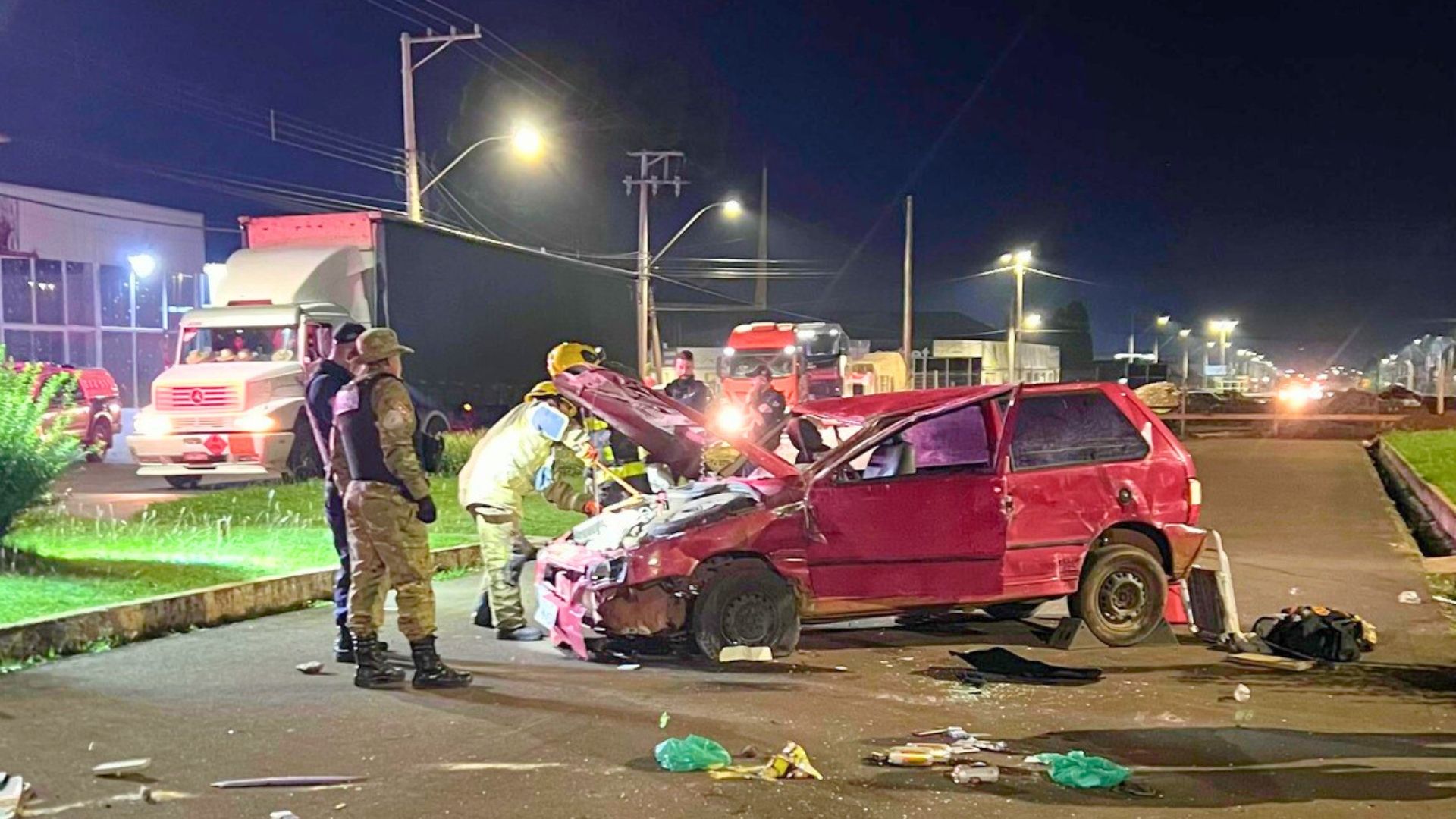 Acidente na BR116: Fiat Uno capota próximo ao novo viaduto