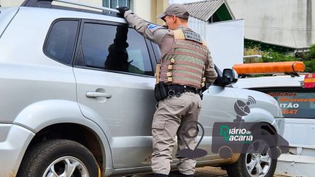 No bairro municipal o grupo foi identificado pela guarnição da Brigada Militar que imediatamente fez a abordagem ao veículo prendendo os três suspeitos em flagrante.