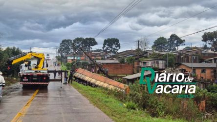 Caminhão tomba ao desviar de um carro no Bairro Municipal em Vacaria