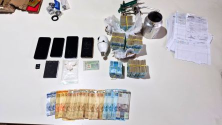 Polícia Civil encontra 100 mil reais, drogas e arma de fogo