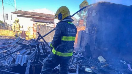 Incêndio deixa residência totalmente destruída em Vacaria