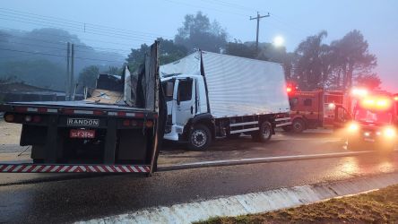 Acidente com ônibus escolar, caminhão e carreta resulta em 4 feridos e 1 morto