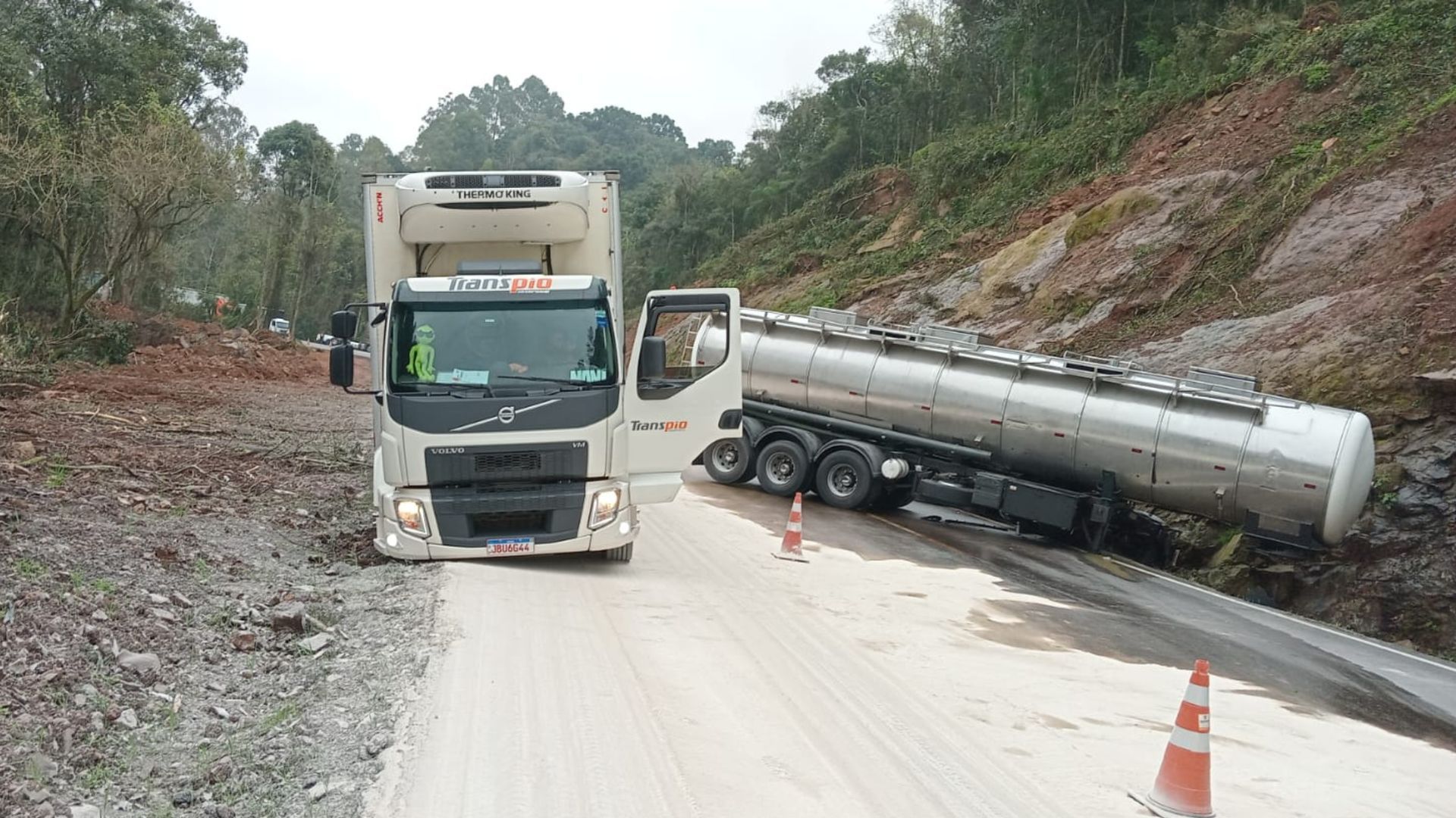 ERS 122 está segue bloqueada após acidente com Caminhão na Serra das Antas