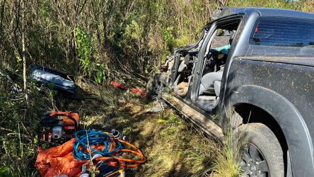 Acidente com Hilux deixa motorista preso nas ferragens