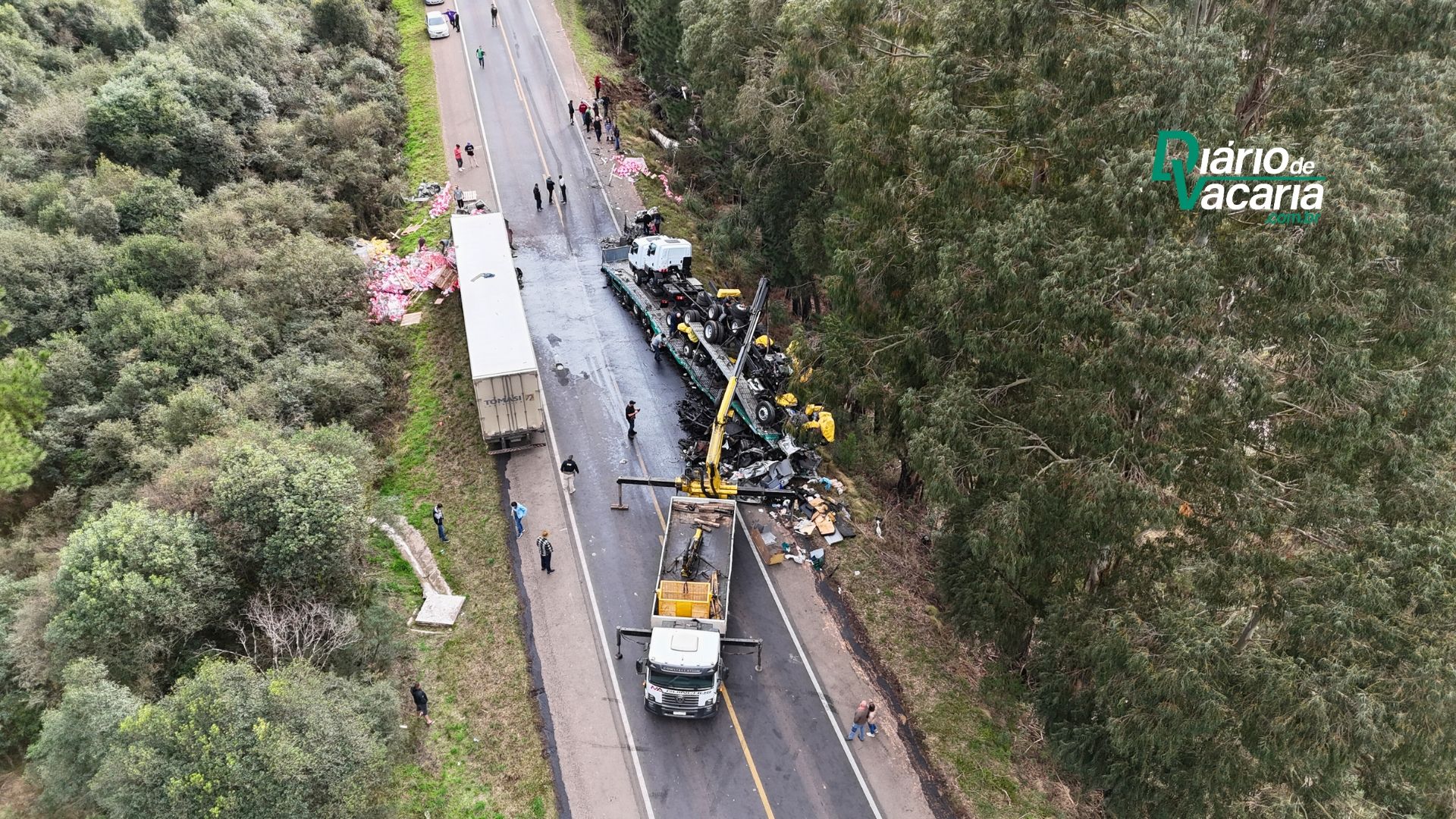 Motorista morre em acidente envolvendo 3 caminhões na BR-116