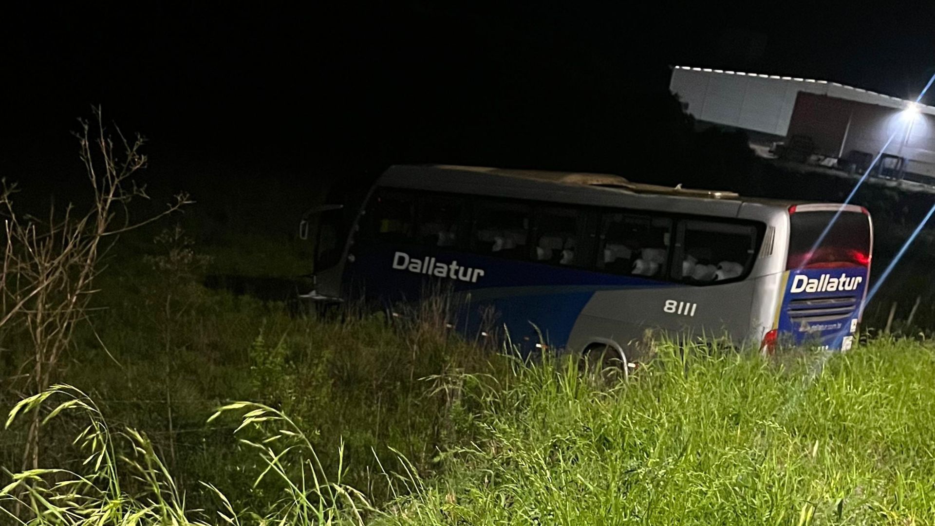 Acidente entre caminhão e ônibus com estudantes deixa motorista levemente ferido