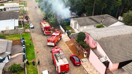 Curto-circuito provoca incêndio em residência, casal escapa ileso