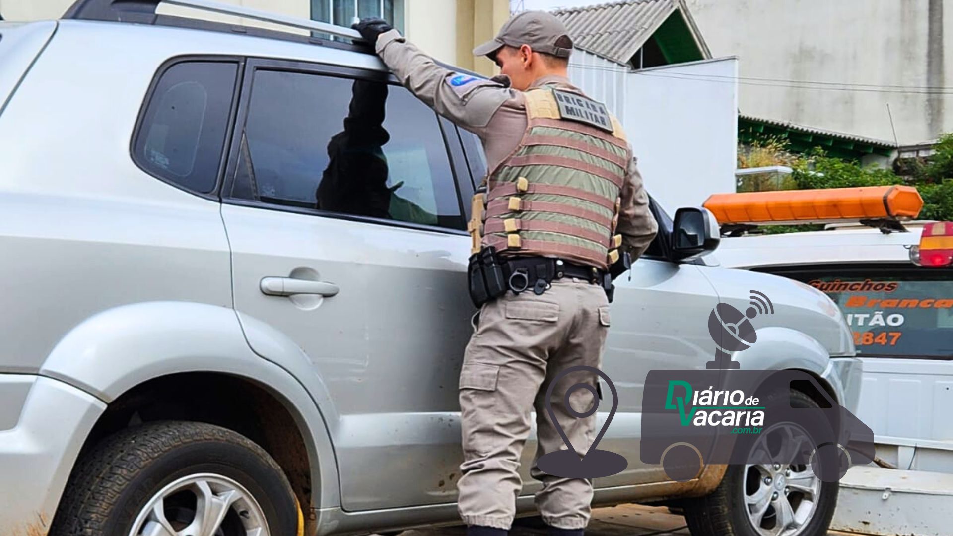 No bairro municipal o grupo foi identificado pela guarni&ccedil;&atilde;o da Brigada Militar que imediatamente fez a abordagem ao ve&iacute;culo prendendo os tr&ecirc;s suspeitos em flagrante.