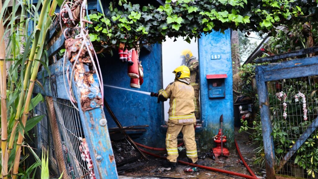 Curto-circuito provoca incêndio em residência, casal escapa ileso