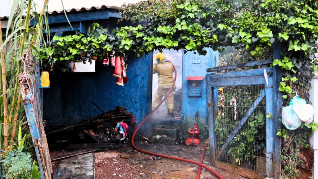 Curto-circuito provoca incêndio em residência, casal escapa ileso