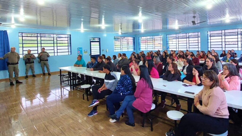 Escolas de Pinhal Participam de Palestra sobre Segurança Escolar