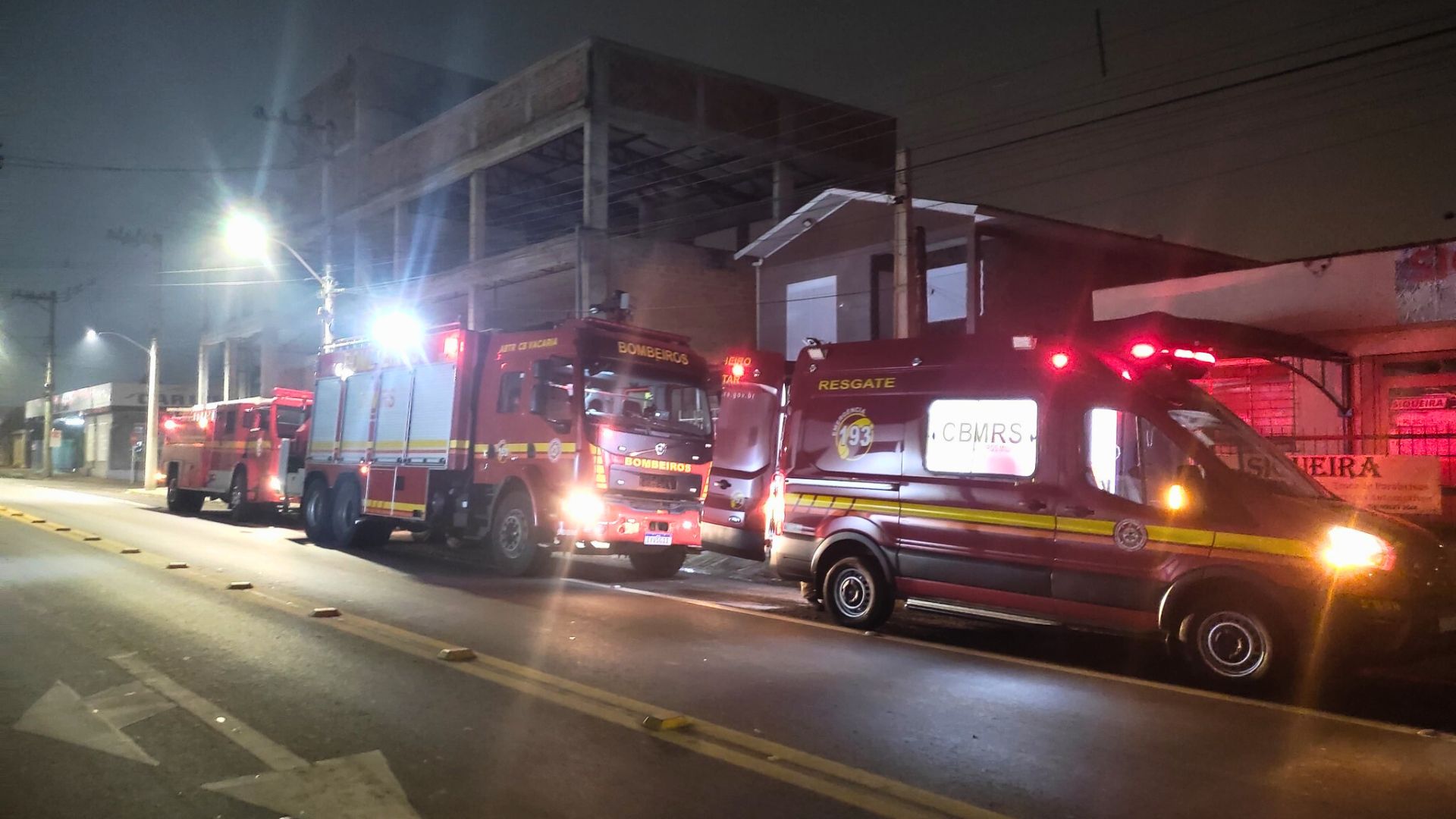 Princ&iacute;pio de Inc&ecirc;ndio em Sobrado: Idoso Resgatado com Seguran&ccedil;a