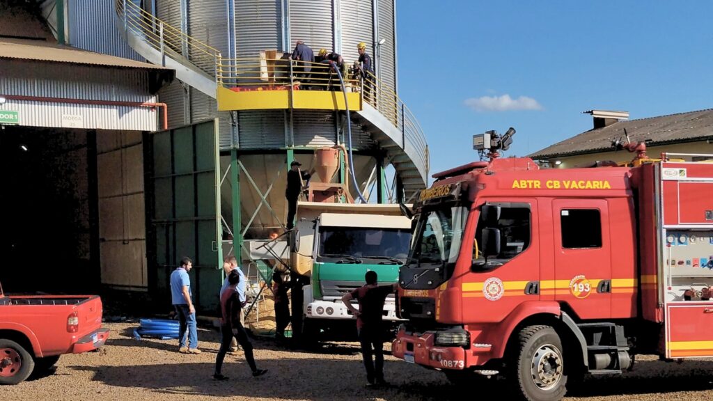 Urgente: dois trabalhadores estão soterrados em silo em Muitos Capões