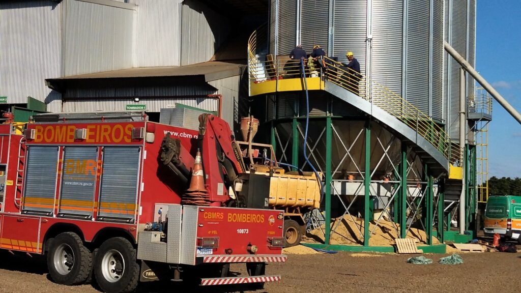 Urgente: dois trabalhadores estão soterrados em silo em Muitos Capões