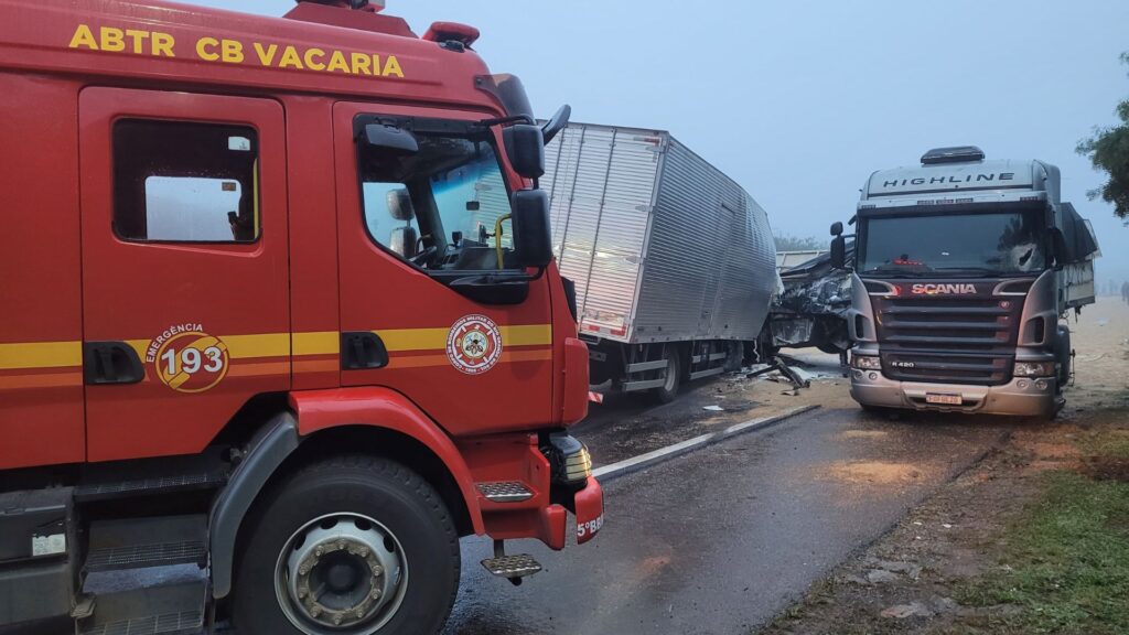 Acidente com ônibus escolar, caminhão e carreta resulta em 4 feridos e 1 morto