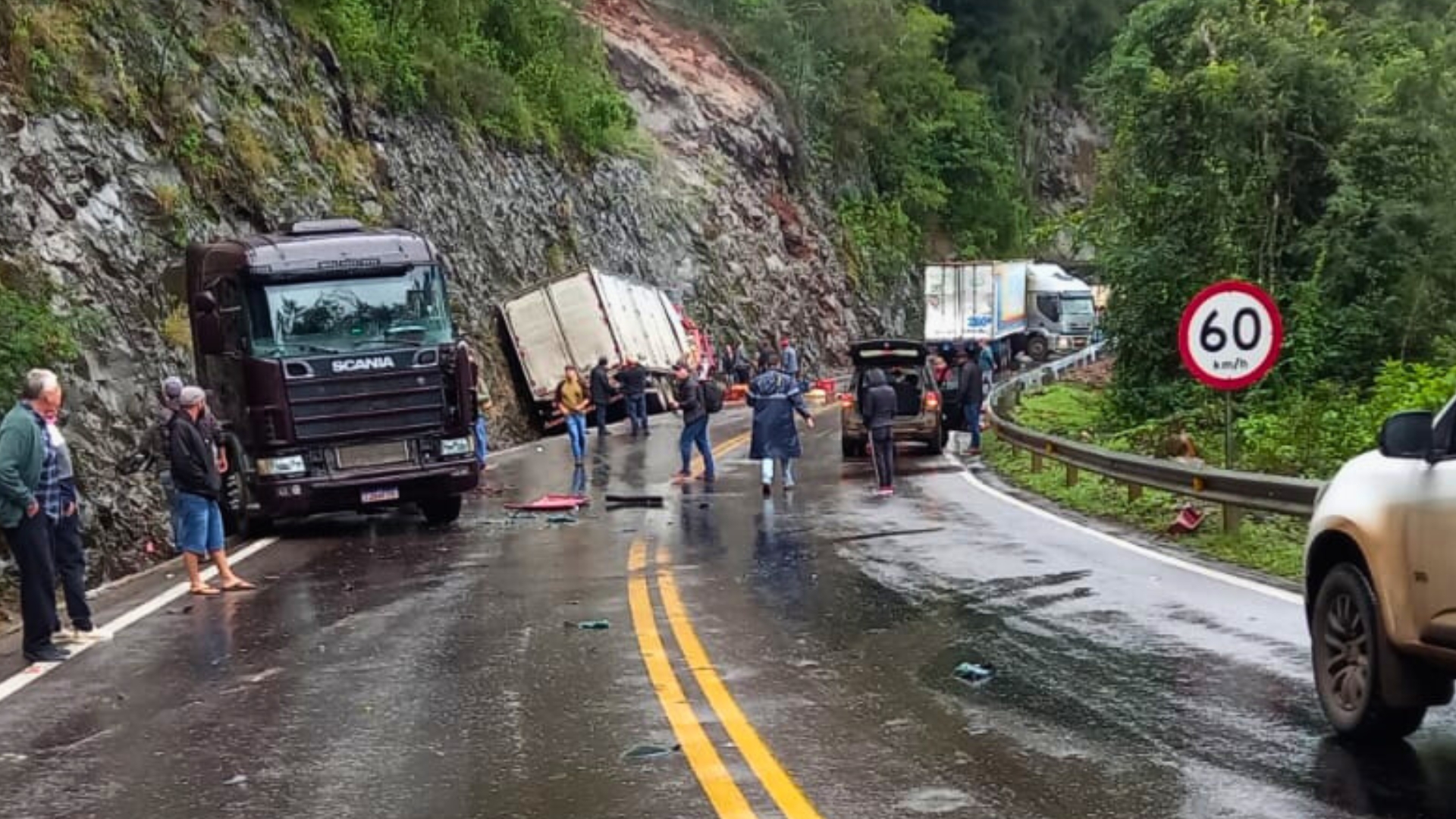 Acidente fecha ERS-122 no Km 107 entre Flores e &Acirc;ntonio Prado