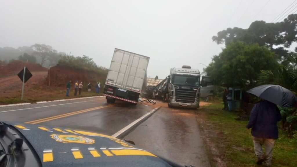 Acidente com ônibus escolar, caminhão e carreta resulta em 4 feridos e 1 morto