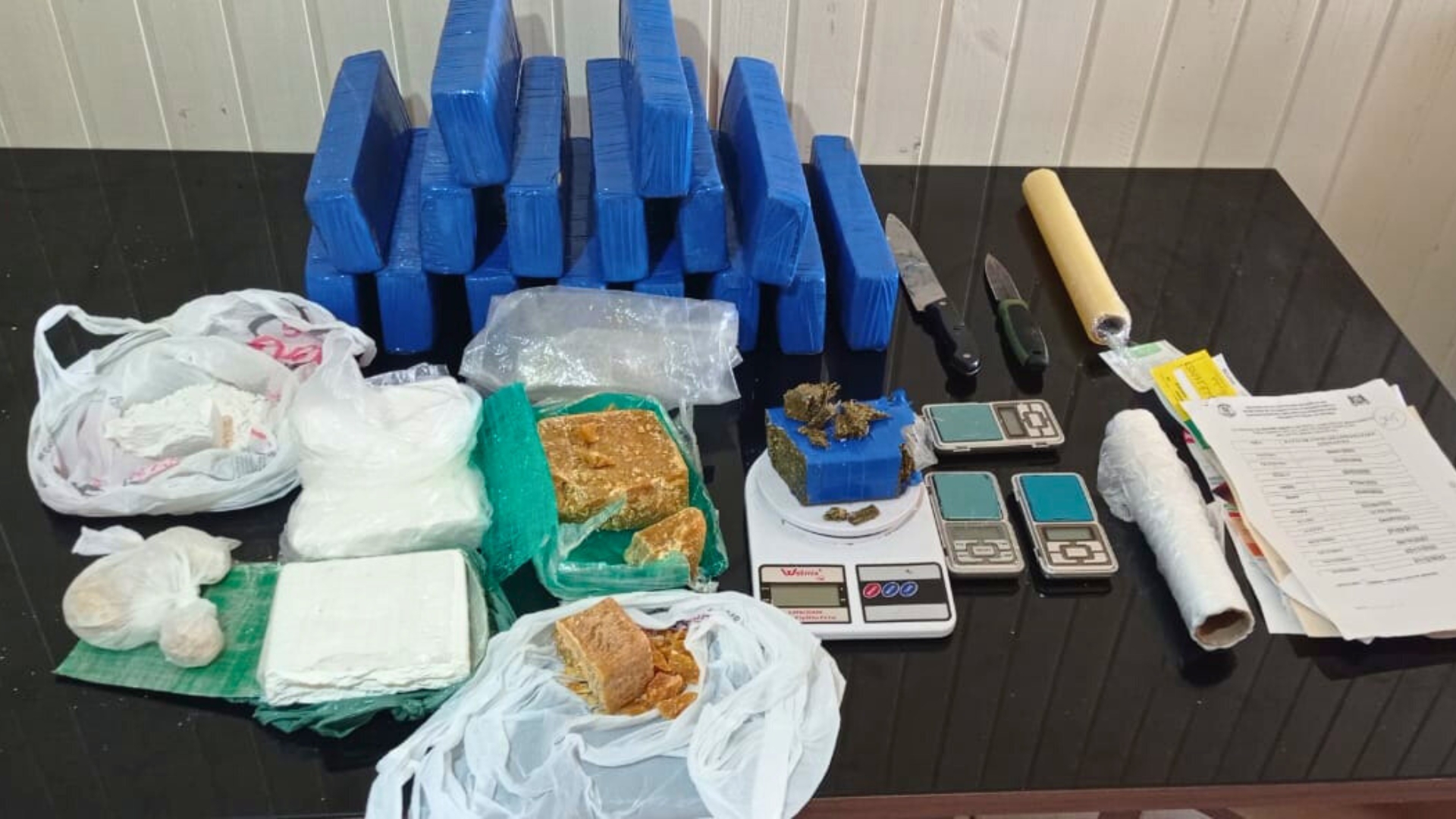 Pol&iacute;cia Civil apreende grande quantidade de drogas em bairros de Vacaria