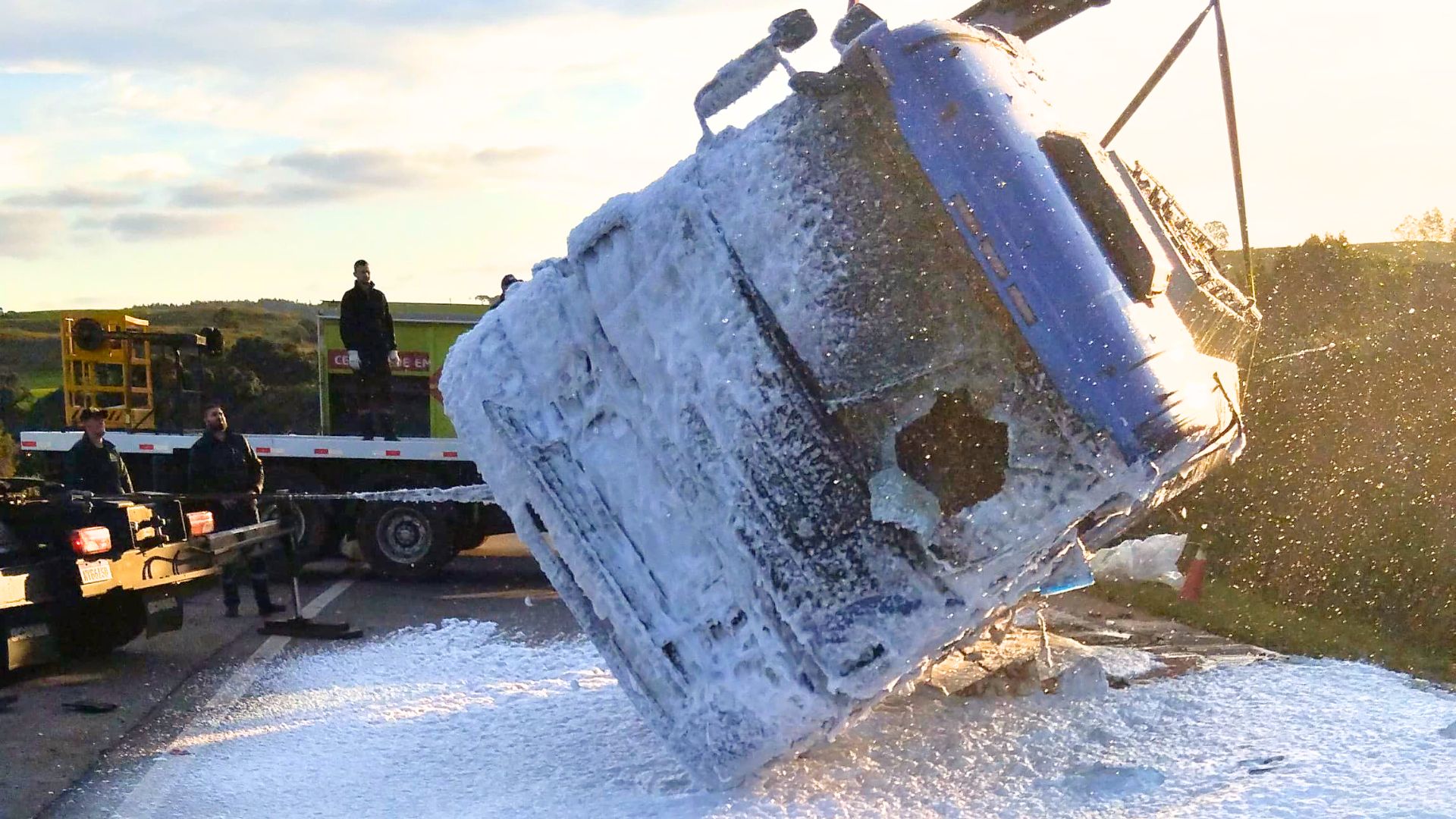 Caminh&atilde;o &eacute; desvirado - Foi utilizado o LGE - L&iacute;quido Gerador de Espuma de forma preventiva no momento da remo&ccedil;&atilde;o, visto que os gases que permanecem no interior do caminh&atilde;o s&atilde;o altamente inflam&aacute;veis.