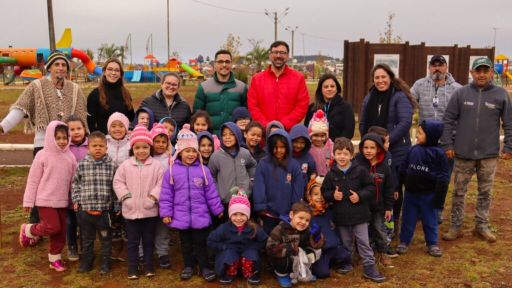 Semana do meio ambiente: estudantes participam de plantio no CAT