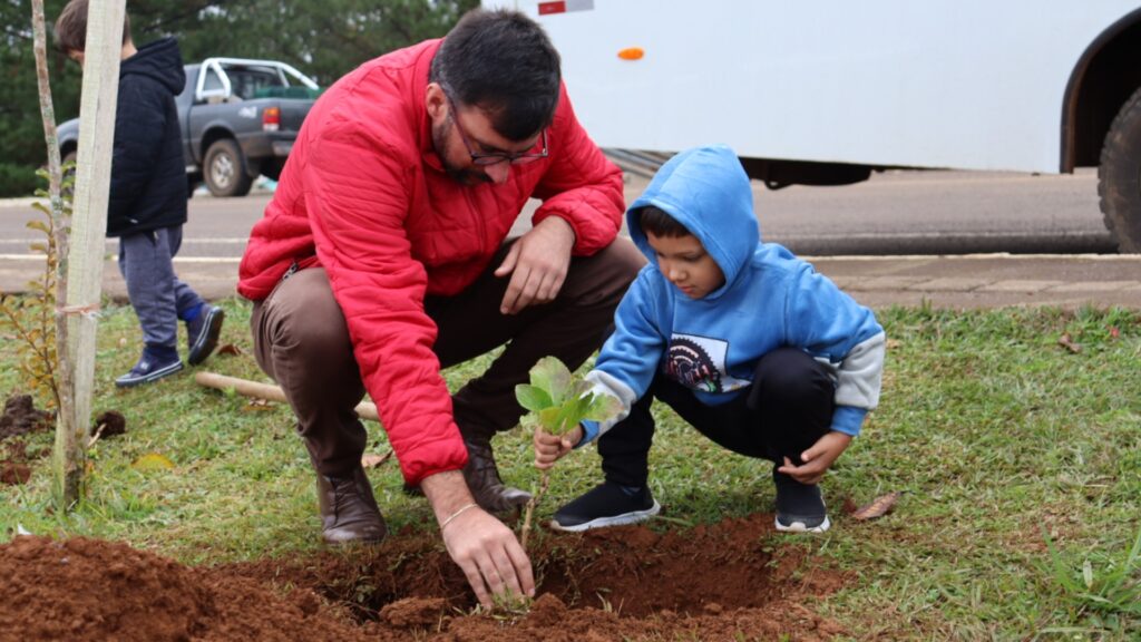 Semana do meio ambiente: estudantes participam de plantio no CAT