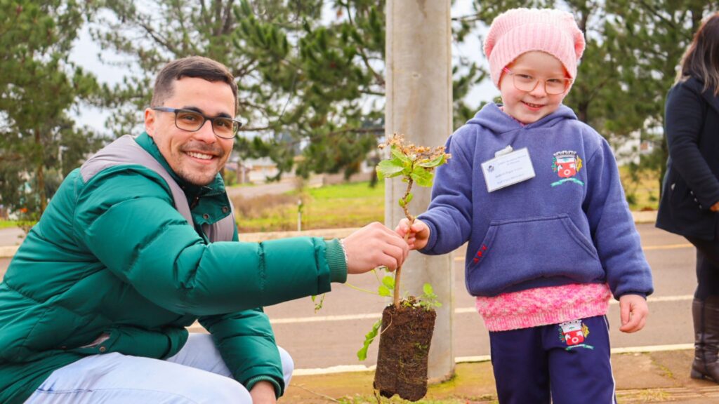 Semana do meio ambiente: estudantes participam de plantio no CAT