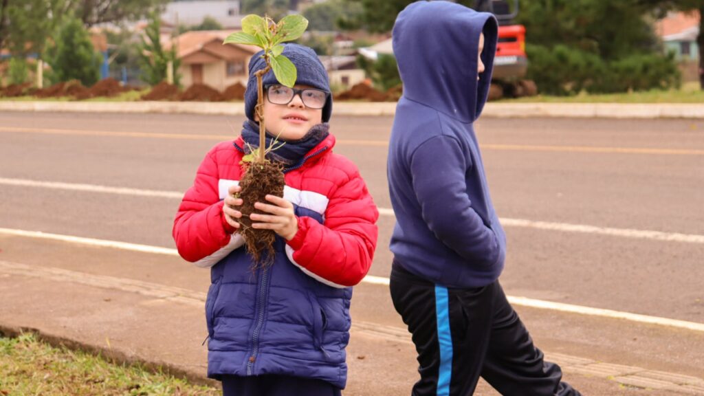 Semana do meio ambiente: estudantes participam de plantio no CAT