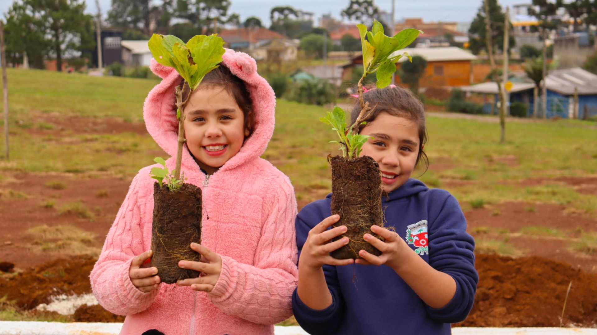 Semana do meio ambiente: estudantes participam de plantio no CAT