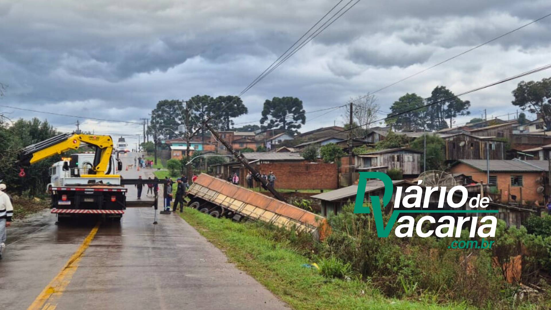 Caminh&atilde;o tomba ao desviar de um carro no Bairro Municipal em Vacaria