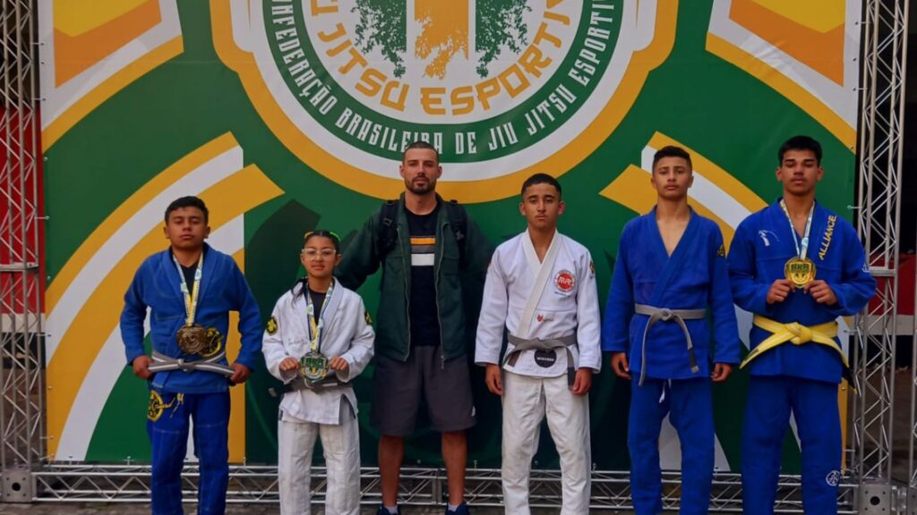 Crianças de Vacaria participam de Campeonato Brasileiro de Jiu Jitsu