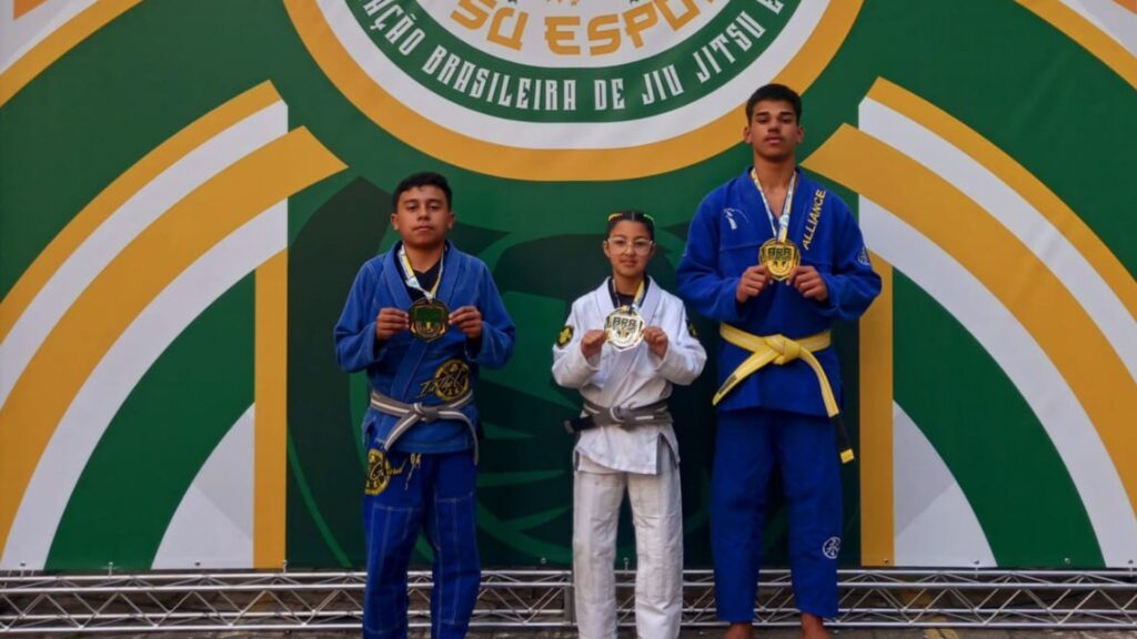 Crianças de Vacaria participam de Campeonato Brasileiro de Jiu Jitsu