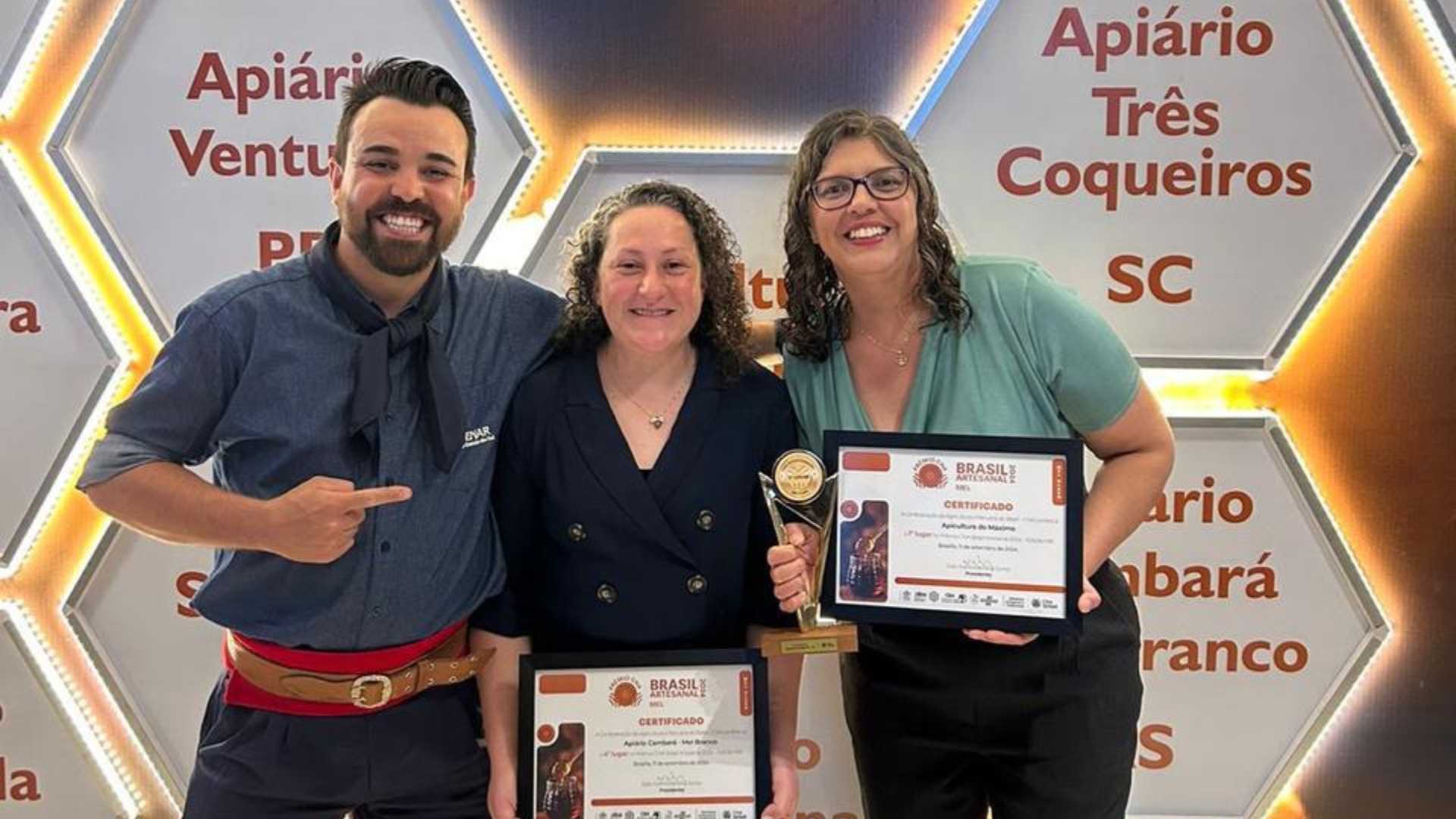 1&ordm; Lugar Mel Claro foi para Apilcultura do M&aacute;ximo (RS) e 4&ordm; Lugar ficou com o Api&aacute;rio Cambar&aacute; (RS) Na foto: Fernando Machado, Liane Castilhos Apiario Cambara e do M&aacute;ximo