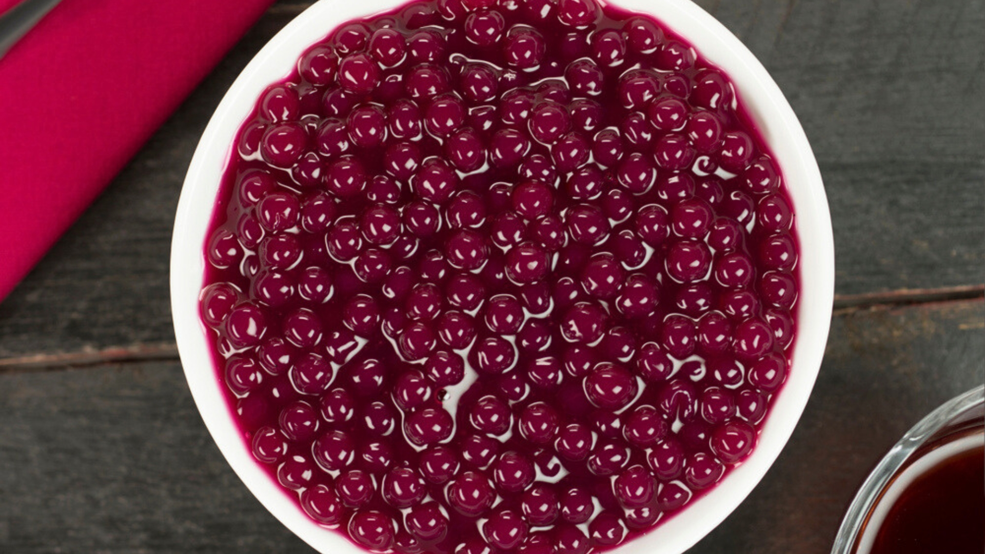 O sagu com vinho &eacute; uma sobremesa tradicional da culin&aacute;ria do sul do Brasil, especialmente popular no Rio Grande do Sul, muito consumido tamb&eacute;m nas demais regi&otilde;es do Brasil por ser uma receita leve e fresca, que pode ser apreciada em qualquer &eacute;poca do ano. &ldquo;Para preparar um bom sagu, vale escolher um vinho tinto seco, meio seco ou suave de boa qualidade, com um sabor equilibrado e valor acess&iacute;vel, pois a do&ccedil;ura da sobremesa pode ser ajustada com a adi&ccedil;&atilde;o de a&ccedil;&uacute;car, se necess&aacute;rio. &Eacute; recomendado tamb&eacute;m que tenha car&aacute;ter frutado e seja sem amadurecimento em barricas de carvalho&rdquo;, diz Marina Bufarah de Souza, sommeli&egrave;re da Wine, o maior clube de assinatura de vinhos do mundo. Para extrair o melhor da receita, alguns detalhes fazem a diferen&ccedil;a, como cozinhar o sagu at&eacute; que as bolinhas fiquem quase transparentes e escorrer antes de adicionar ao vinho. A escolha de um vinho seco agrad&aacute;vel e o ajuste do a&ccedil;&uacute;car e temperos como canela e cravo a gosto tamb&eacute;m contam. Outras dicas como cozinhar em fogo baixo para absorver bem os sabores e deixar o sagu descansar por algumas horas ou durante a noite para uma textura ideal, elevam o sabor a prepara&ccedil;&atilde;o. Pode ser servido gelado acompanhado com creme, nata ou sorvete para um toque extra. Para o preparo de um sagu especial com vinho, a especialista recomenda r&oacute;tulos como: Ballade Merlot 2023 - Ballade Merlot 2023 - Wine | Wine Finca Traversa Tannat - Finca Traversa Tannat 2023 - Wine | Wine 8 R&iacute;os D.O. Regi&oacute;n del Valle Central Cabernet Sauvignon Suave 2023 - 8 R&iacute;os D.O. Regi&oacute;n del Valle Central Cabernet Sauvignon Suave 2023 - Wine | Wine Confira a seguir uma receita especial para o preparo da sobremesa. Receita de sagu especial com vinho Ingredientes para hidratar o sagu: 2 x&iacute;caras (ch&aacute;) de sagu 6 x&iacute;caras (ch&aacute;) de &aacute;gua Ingredientes para cozinhar o sagu: 4 x&iacute;caras (ch&aacute;) de &aacute;gua Ingredientes para finalizar o sagu: 3 x&iacute;caras (ch&aacute;) de vinho tinto 1 x&iacute;cara (ch&aacute;) de a&ccedil;&uacute;car 1 peda&ccedil;o de canela em pau 10 cravos da &iacute;ndia Modo de preparo para hidratar o sagu: Em uma panela, despeje todo o sagu e coloque as 6 x&iacute;caras de &aacute;gua para hidratar o sagu e deixe descansar por 15 minutos; Deixe cozinhar em fogo alto, at&eacute; come&ccedil;ar a ferver, mexendo sempre para n&atilde;o grudar; Quando levantar fervura, abaixe o fogo e continue mexendo por mais 10 minutos; Desligue o fogo e passe o sagu por uma peneira; Na mesma peneira lave o sagu com &aacute;gua corrente e escorra bem; Modo de preparo para cozinhar o sagu: Transfira o sagu escorrido para uma panela e adicione as 4 x&iacute;caras (ch&aacute;) de &aacute;gua; Leve novamente ao fogo alto e deixe cozinhar at&eacute; come&ccedil;ar a ferver, mexendo sempre; Quando levantar fervura, abaixe o fogo e continue mexendo at&eacute; que o sagu fique quase transparente (cerca de 15 minutos); Desligue o fogo e transfira o sagu cozido para uma tigela; Modo de preparo para finalizar o sagu com vinho: Em uma panela, coloque o vinho tinto, o a&ccedil;&uacute;car, a canela e os cravos da &iacute;ndia; Mexa bem e leve ao fogo m&eacute;dio; Quando come&ccedil;ar a ferver, despeje todo o sagu no vinho; Abaixe o fogo e deixe cozinhar por mais 10 minutos, sempre mexendo; Desligue o fogo e transfira o sagu para uma tigela ou travessa; Aguarde esfriar e, em seguida, leve para a geladeira; Deixe na geladeira por cerca de 3 horas antes de servir.