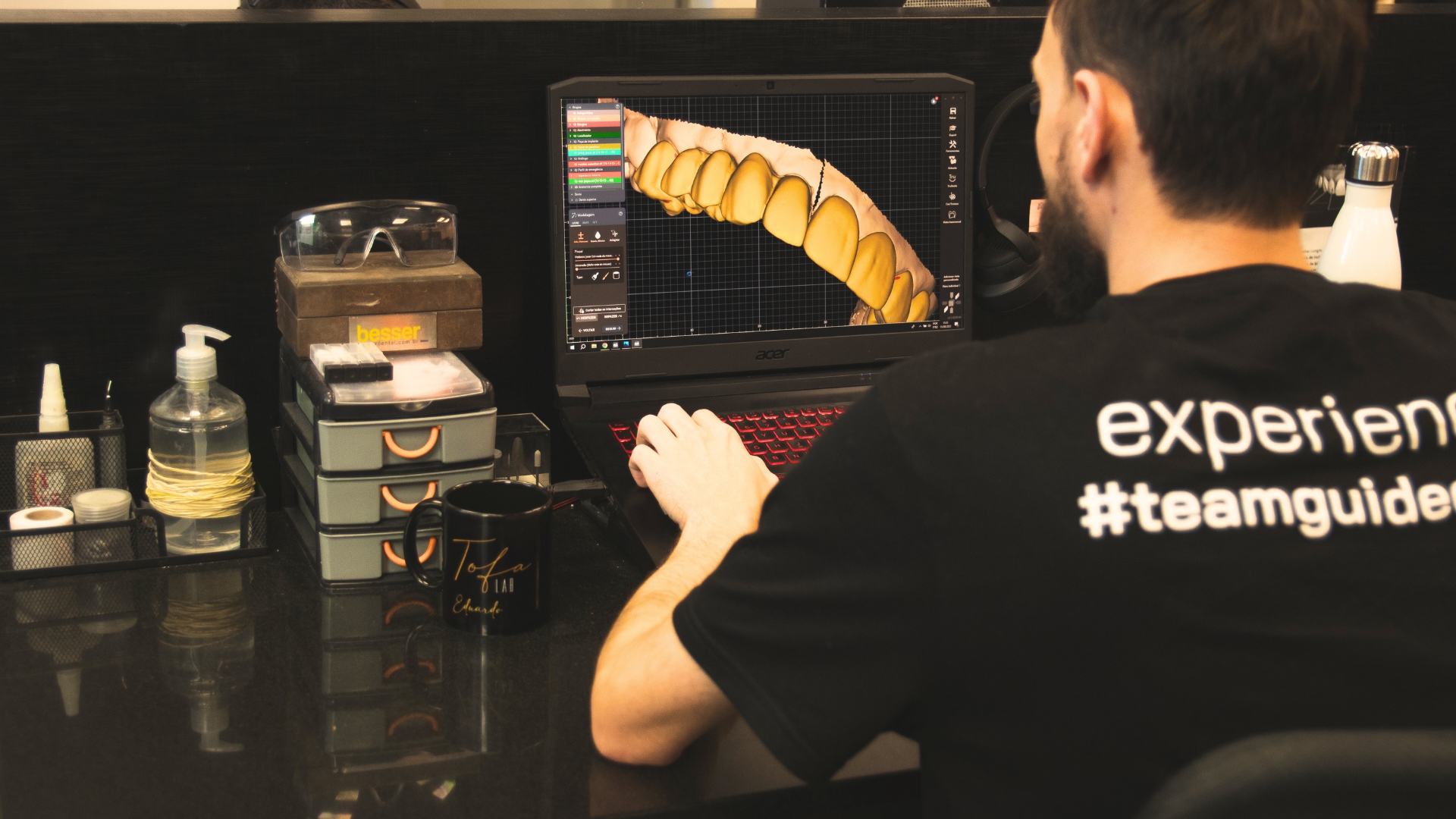 A aplica&ccedil;&atilde;o da tecnologia avan&ccedil;ada redefine o planejamento odontol&oacute;gico, proporcionando tratamentos precisos e simula&ccedil;&atilde;o de resultados. O avan&ccedil;o da tecnologia na &aacute;rea de sa&uacute;de tem revolucionado diversas especialidades, e uma das que mais tem se beneficiado &eacute; a Odontologia.