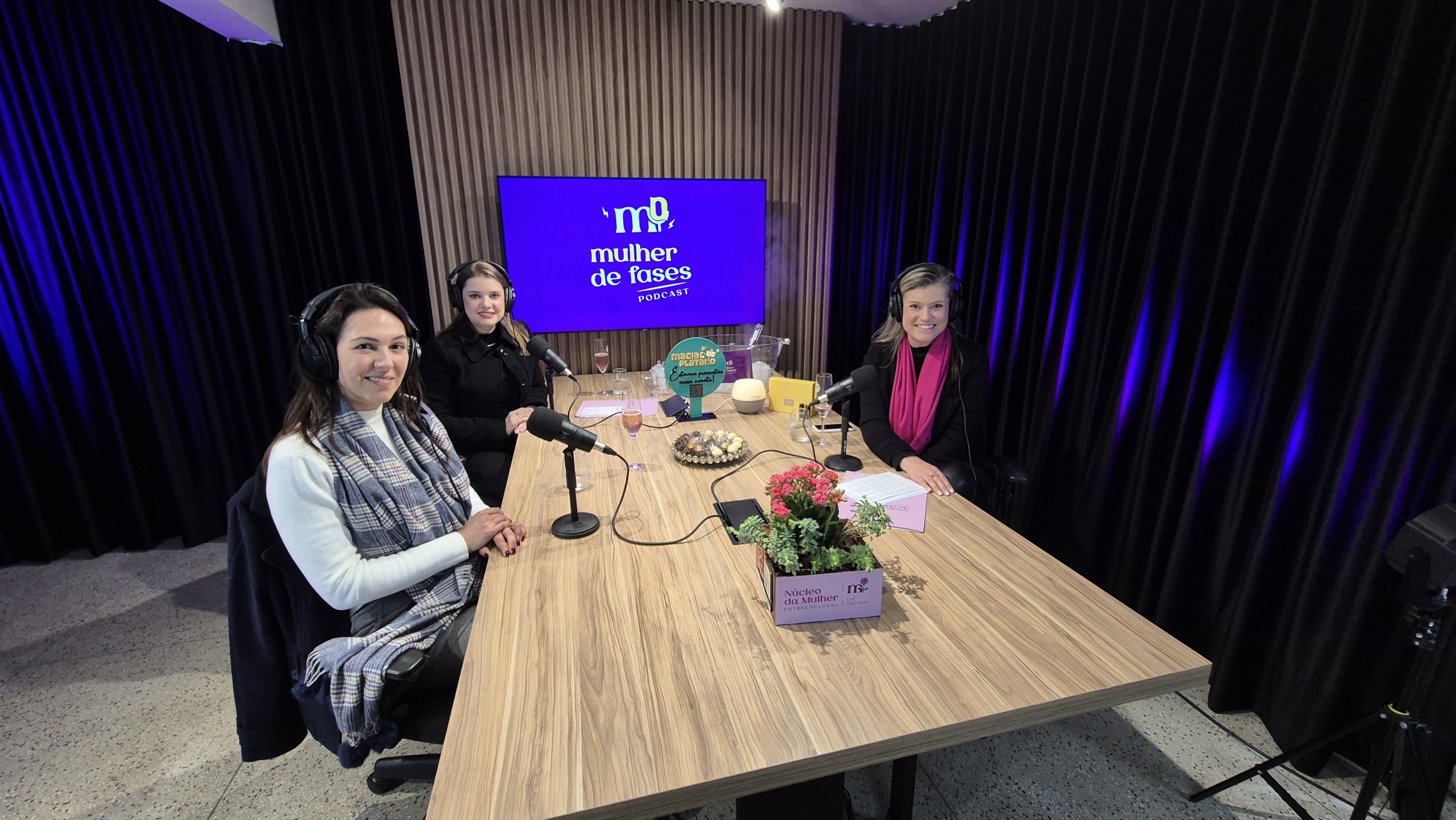 Quatro mulheres em uma gravação de podcast no Estúdio do Diário