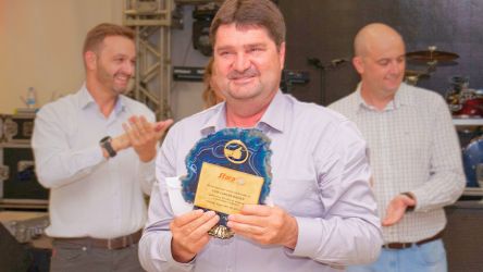 Stara homenageia funcionário com 40 anos de empresa.