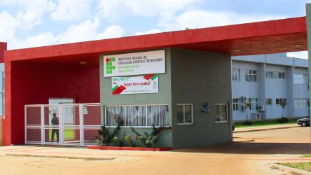 Acesso Gratuito à Educação e a Falta de Interesse: Um Olhar Crítico