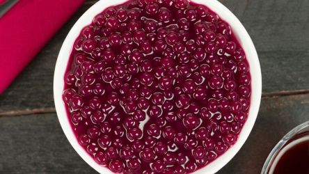 O sagu com vinho &eacute; uma sobremesa tradicional da culin&aacute;ria do sul do Brasil, especialmente popular no Rio Grande do Sul, muito consumido tamb&eacute;m nas demais regi&otilde;es do Brasil por ser uma receita leve e fresca, que pode ser apreciada em qualquer &eacute;poca do ano. &ldquo;Para preparar um bom sagu, vale escolher um vinho tinto seco, meio seco ou suave de boa qualidade, com um sabor equilibrado e valor acess&iacute;vel, pois a do&ccedil;ura da sobremesa pode ser ajustada com a adi&ccedil;&atilde;o de a&ccedil;&uacute;car, se necess&aacute;rio. &Eacute; recomendado tamb&eacute;m que tenha car&aacute;ter frutado e seja sem amadurecimento em barricas de carvalho&rdquo;, diz Marina Bufarah de Souza, sommeli&egrave;re da Wine, o maior clube de assinatura de vinhos do mundo. Para extrair o melhor da receita, alguns detalhes fazem a diferen&ccedil;a, como cozinhar o sagu at&eacute; que as bolinhas fiquem quase transparentes e escorrer antes de adicionar ao vinho. A escolha de um vinho seco agrad&aacute;vel e o ajuste do a&ccedil;&uacute;car e temperos como canela e cravo a gosto tamb&eacute;m contam. Outras dicas como cozinhar em fogo baixo para absorver bem os sabores e deixar o sagu descansar por algumas horas ou durante a noite para uma textura ideal, elevam o sabor a prepara&ccedil;&atilde;o. Pode ser servido gelado acompanhado com creme, nata ou sorvete para um toque extra. Para o preparo de um sagu especial com vinho, a especialista recomenda r&oacute;tulos como: Ballade Merlot 2023 - Ballade Merlot 2023 - Wine | Wine Finca Traversa Tannat - Finca Traversa Tannat 2023 - Wine | Wine 8 R&iacute;os D.O. Regi&oacute;n del Valle Central Cabernet Sauvignon Suave 2023 - 8 R&iacute;os D.O. Regi&oacute;n del Valle Central Cabernet Sauvignon Suave 2023 - Wine | Wine Confira a seguir uma receita especial para o preparo da sobremesa. Receita de sagu especial com vinho Ingredientes para hidratar o sagu: 2 x&iacute;caras (ch&aacute;) de sagu 6 x&iacute;caras (ch&aacute;) de &aacute;gua Ingredientes para cozinhar o sagu: 4 x&iacute;caras (ch&aacute;) de &aacute;gua Ingredientes para finalizar o sagu: 3 x&iacute;caras (ch&aacute;) de vinho tinto 1 x&iacute;cara (ch&aacute;) de a&ccedil;&uacute;car 1 peda&ccedil;o de canela em pau 10 cravos da &iacute;ndia Modo de preparo para hidratar o sagu: Em uma panela, despeje todo o sagu e coloque as 6 x&iacute;caras de &aacute;gua para hidratar o sagu e deixe descansar por 15 minutos; Deixe cozinhar em fogo alto, at&eacute; come&ccedil;ar a ferver, mexendo sempre para n&atilde;o grudar; Quando levantar fervura, abaixe o fogo e continue mexendo por mais 10 minutos; Desligue o fogo e passe o sagu por uma peneira; Na mesma peneira lave o sagu com &aacute;gua corrente e escorra bem; Modo de preparo para cozinhar o sagu: Transfira o sagu escorrido para uma panela e adicione as 4 x&iacute;caras (ch&aacute;) de &aacute;gua; Leve novamente ao fogo alto e deixe cozinhar at&eacute; come&ccedil;ar a ferver, mexendo sempre; Quando levantar fervura, abaixe o fogo e continue mexendo at&eacute; que o sagu fique quase transparente (cerca de 15 minutos); Desligue o fogo e transfira o sagu cozido para uma tigela; Modo de preparo para finalizar o sagu com vinho: Em uma panela, coloque o vinho tinto, o a&ccedil;&uacute;car, a canela e os cravos da &iacute;ndia; Mexa bem e leve ao fogo m&eacute;dio; Quando come&ccedil;ar a ferver, despeje todo o sagu no vinho; Abaixe o fogo e deixe cozinhar por mais 10 minutos, sempre mexendo; Desligue o fogo e transfira o sagu para uma tigela ou travessa; Aguarde esfriar e, em seguida, leve para a geladeira; Deixe na geladeira por cerca de 3 horas antes de servir.