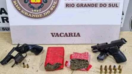 Pol&iacute;cia Militar Prende Homem com Armas e Drogas em Vacaria