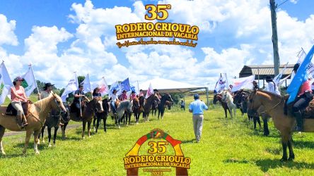 Seguem os ensaios das bandeiras dos patrocinadores para fazer bonito na Cancha Ferradura, durante o Rodeio Internacional de Vacaria. (Divulga&ccedil;&atilde;o, CTG)