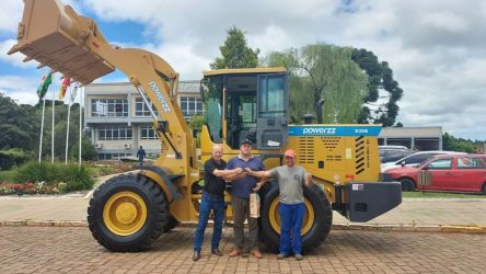 Esmeralda celebra a conquista da nova p&aacute; carregadeira