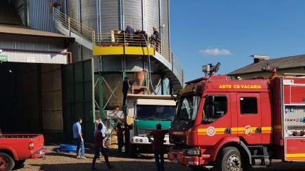 Urgente: dois trabalhadores est&atilde;o soterrados em silo em Muitos Cap&otilde;es