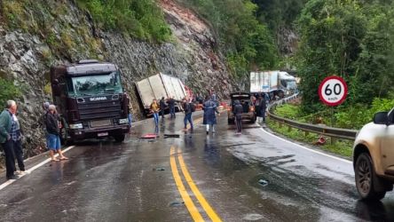 Acidente fecha ERS-122 no Km 107 entre Flores e &Acirc;ntonio Prado